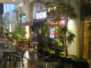Cafe & Bar 炭火焼 ドン・ガバチョ 店舗 ホテルサンルート徳島の1階にあります