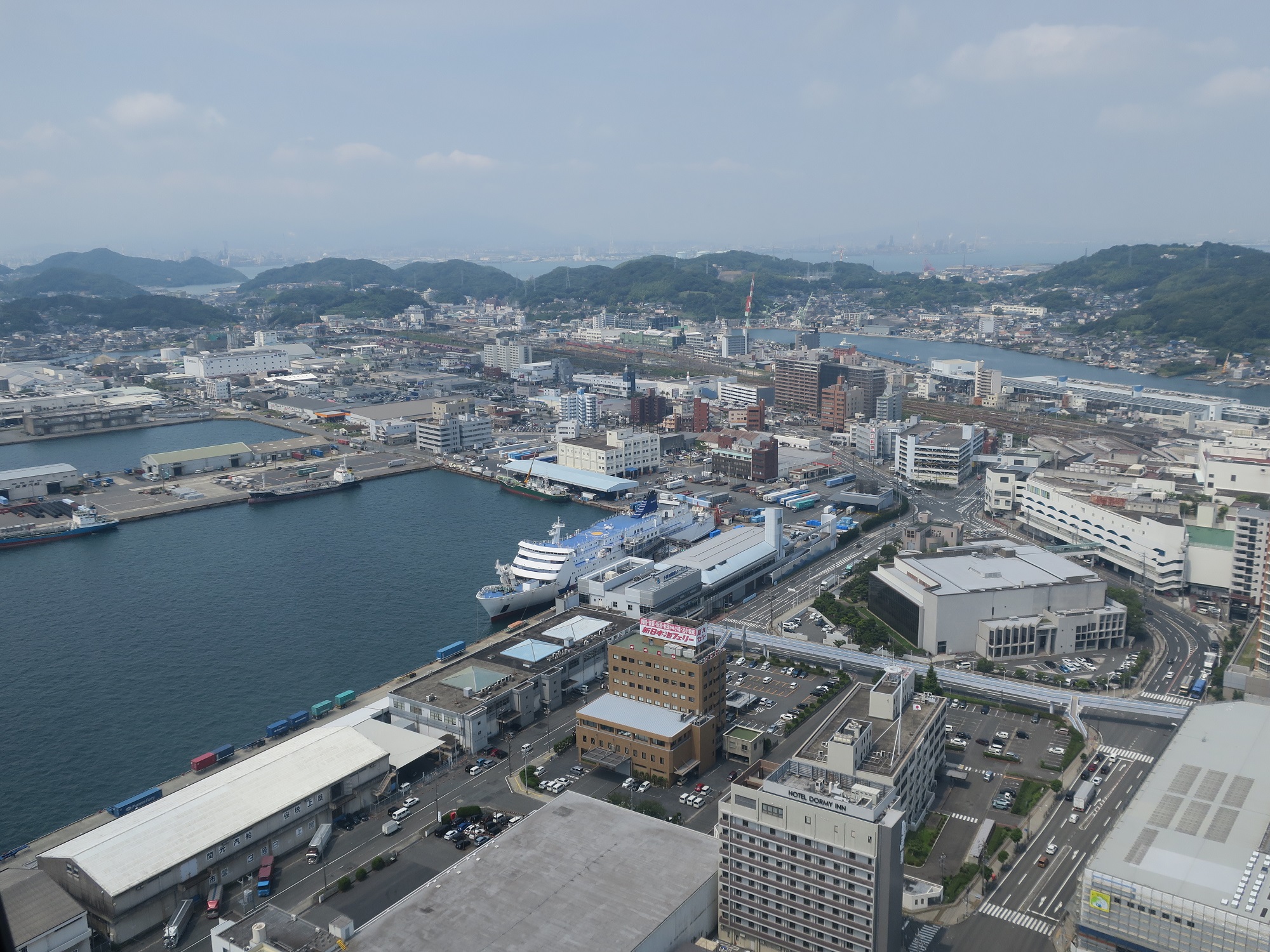 下関 海峡ゆめタワー 30階展望台からの景色 下関国際フェリー乗り場付近を撮影