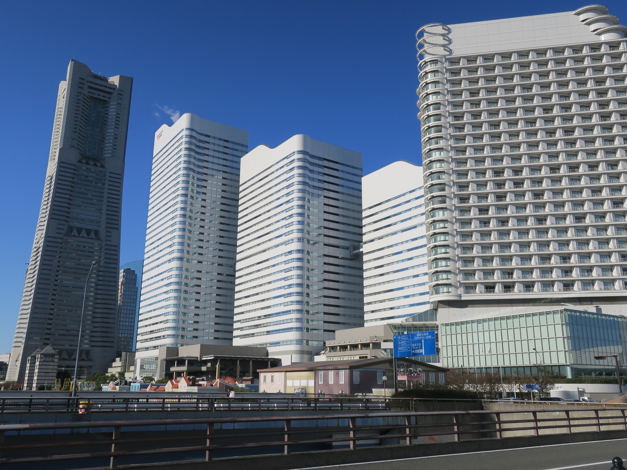 横浜 みなとみらい 横浜ランドマークタワーとビル群