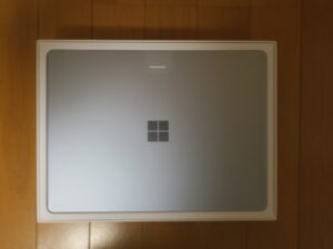 Surface Laptop Go アイスブルー 外箱の蓋を開けたところ