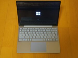 Surface Laptop Go アイスブルー 蓋を開けるといきなり電源が入りました