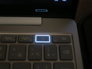 Surface Laptop Go アイスブルー 指紋認証を要求するとき、電源ボタンが光ります