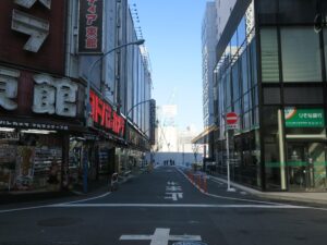 新宿西口 家電量販店などが並ぶ通り