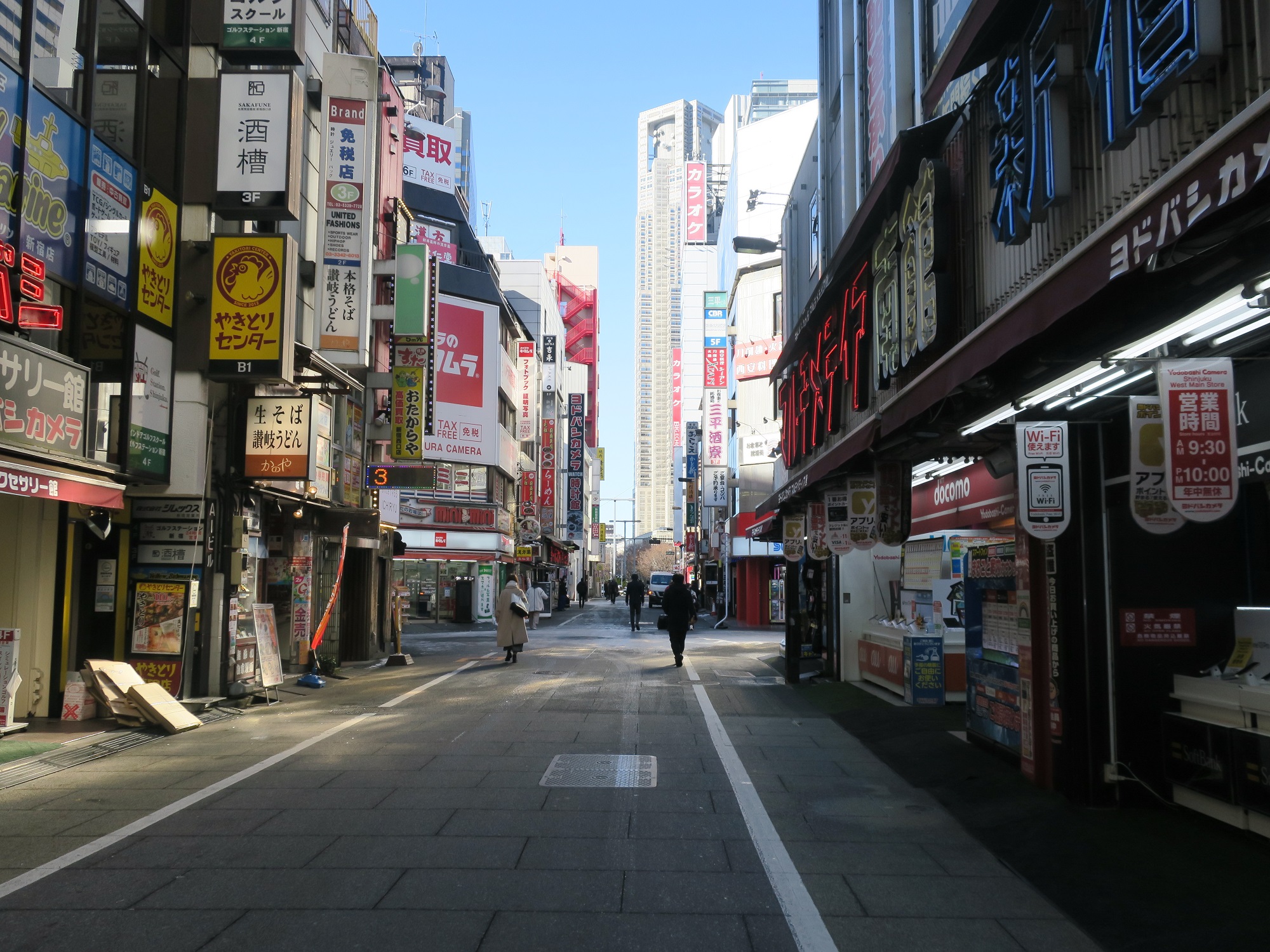 新宿西口 家電量販店と飲食店が立ち並ぶあたり