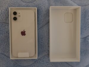 iPhone 12 mini 外箱を開けたところ