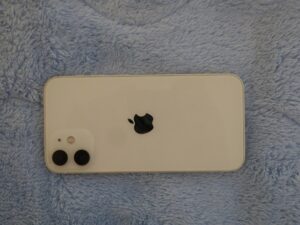 iPhone 12 mini 本体裏面 保護シートを外したところ