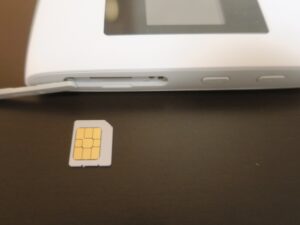 楽天モバイル Rakuten WiFi Pocket 2a SIMカードを交換中