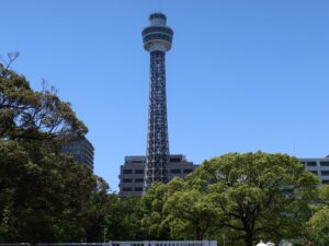 横浜マリンタワー 山下公園から撮影