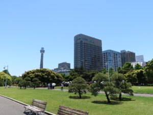 山下公園 奥に横浜マリンタワーとホテルニューグランドがあります