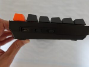Keychron K8 キーボード本体 左側 USB-C 配列切り替え bluetooth・電源オフ・有線切り替えスイッチ