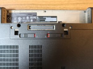 HP ProBook 650 G1 本体裏面カバーを開けるには、スイッチを右にスライドします