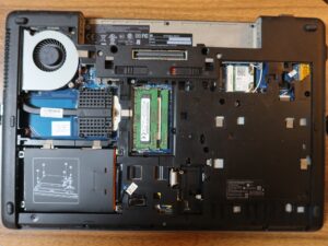 HP ProBook 650 G1 本体裏面カバーを開けたところ