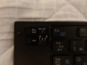 ELECOM TK-FLP01BK Bluetooth 折り畳みキーボード 左上のスイッチ