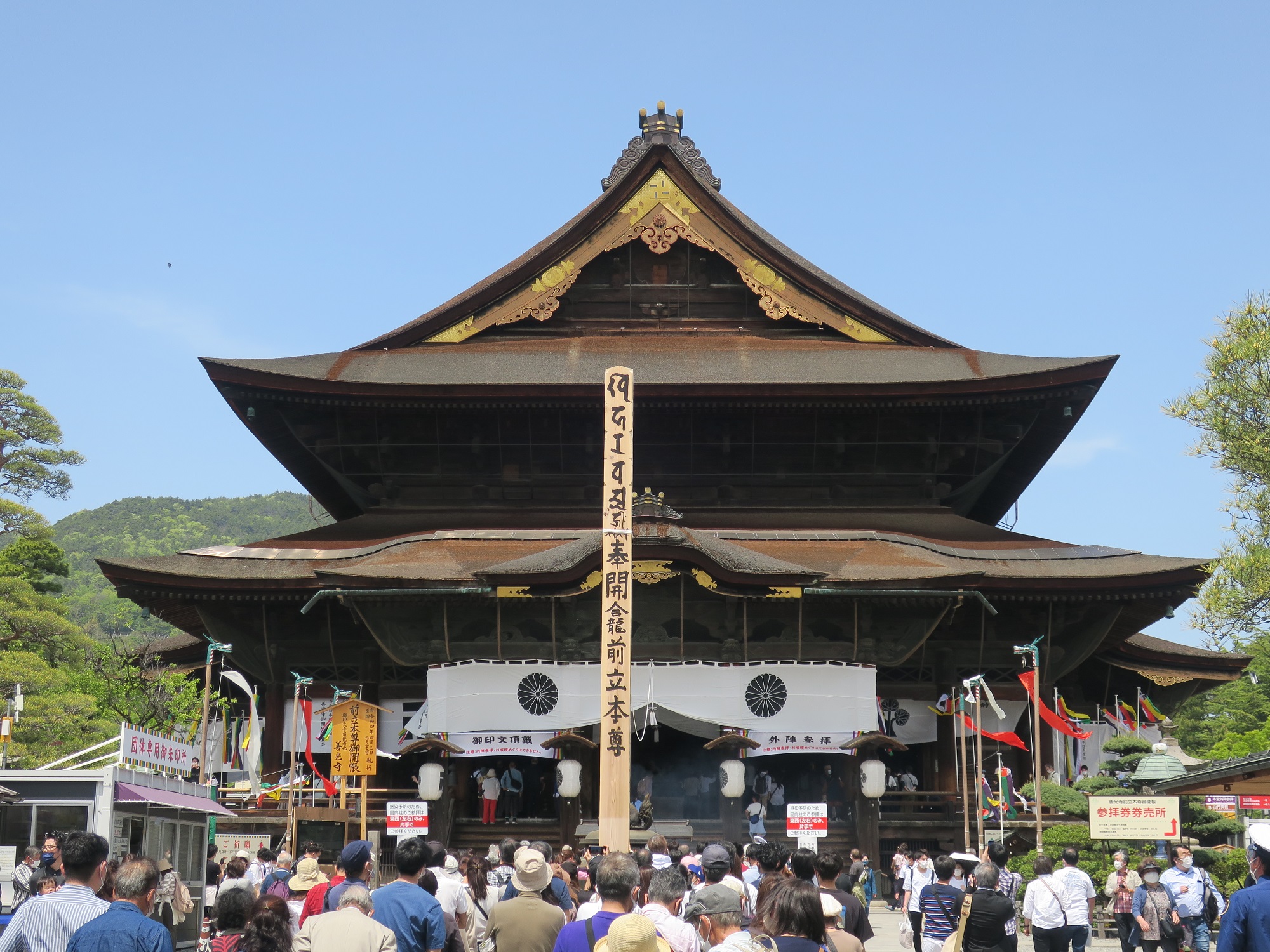 信濃 善光寺 本堂 御開帳の時には、境内に回向柱が立ちます