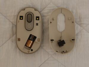 Logicool POP MOUSE M370GY カバーを開けたところ ここから電池を交換します