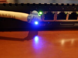 BUFFALO 10G/2.5G 6ポートスイッチングハブ LXW-10G2/2G4 10Gbps接続時 青色のLEDが点灯します
