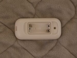 OMRON 低周波治療器 HV-F021 本体裏面 電池カバーを開けたところ