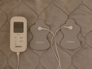 OMRON 低周波治療器 HV-F021 本体とパットをコードでつないだところ
