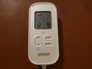 OMRON 低周波治療器 HV-F021 モードを選択して動作中