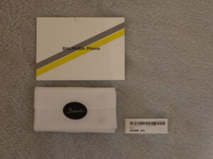 BALMUDA Phone 本体と説明書の入った内箱