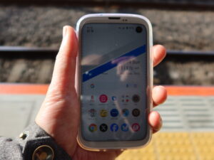 BALMUDA Phone 手で持ったところ