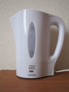 ワールドポット 旅行用電気ケトル 小さいコップが2つ付いています