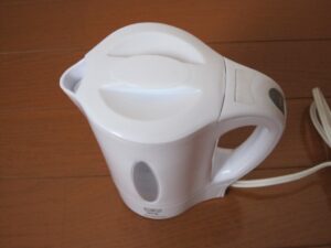 ワールドポット 海外でも使える電気ケトル 上から 取っ手のところにスイッチがついています