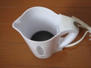 ワールドポット 海外旅行に便利な電気ポット 底面の黒い部分でお湯を沸かします