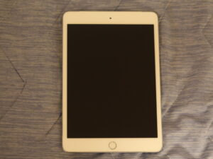 iPad mini 第3世代 ホワイト 64GBモデル SIMフリー 正面から