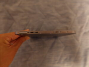 iPad mini 第6世代 パープル 64GBモデル SIMフリー 本体上部 電源ボタンと音量ボタンがあります