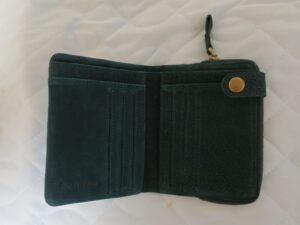 フォリエノ Folieno 日本製 本革 カーフ スウェードU字ファスナー 二つ折り財布 tg003c グリーンメンズ イタリアンレザー 開いてみたところ クレジットカードは6枚入ります