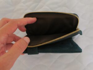 フォリエノ Folieno 日本製 本革 カーフ スウェードU字ファスナー 二つ折り財布 tg003c グリーンメンズ イタリアンレザー ファスナーを開けると小銭入れです