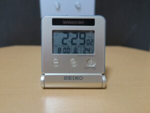 SEIKO トラベル用目覚まし時計 SQ772G 蓋を開いてテーブルに置きました
