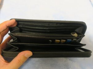 本革 カードケース 10枚収納 [ インナーカードケース 本物志向 メンズ 男性 薄い 長財布用 カード入れ 収納 牛革仕様 ウォレットイン ] 長財布に収納したところ