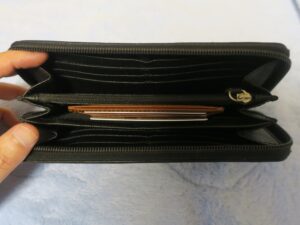 カードケース 本革 スリム カード入れ インナー レザー カラフル 薄型 ビンテージ アンティーク 革 コンパクト カード収納 ポケット 名刺入れ レディース メンズ じゃばら スリム ポイント カード かわいい ブランド カード入れ カード・ケース カードを2枚入れて長財布に入れたところ