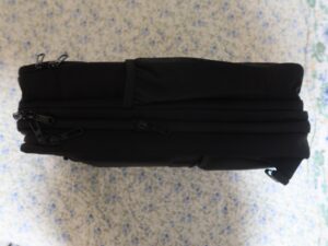 マルチビジネスリュック 3.0 側面 畳んだところ 折り畳み傘やペットボトルホルダーがあります