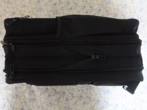 Evoon マルチビジネスリュック 3.0 側面 広げたところ 真ん中のスペースが広がります