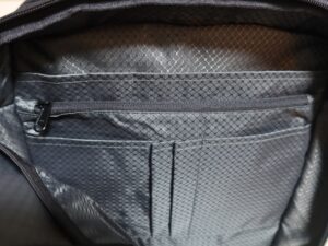 Evoon マルチビジネスリュック 3.0 外側のスペースのポケット PCを入れるスペースとファスナー付きのポケット、小さいポケットとペン差しがあります