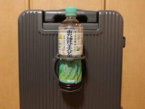 YUWEIJIE H1053 Sサイズ グレー ボトルホルダーにペットボトルを入れたところ