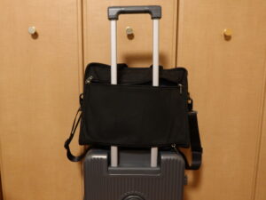 YUWEIJIE H1053 Sサイズ グレー ハンドルに手提げかばんを付けたところ