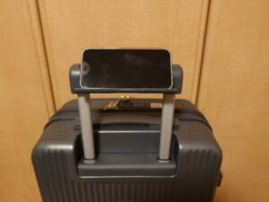 YUWEIJIE H1053 Sサイズ グレー ハンドル部分にiPhone 12 miniを立てかけたところ