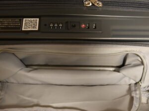 YUWEIJIE H1053 Sサイズ グレー 小物入れの奥のスペースにSurface Proを入れたところ