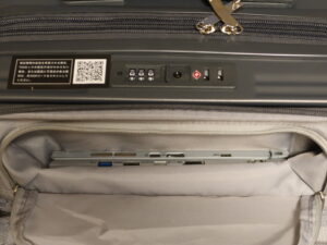 YUWEIJIE H1053 Sサイズ グレー 小物入れの奥のスペースにLet's Note XZ6 CF-XZ6RF7VSを入れたところ