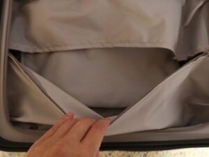 YUWEIJIE H1053 Sサイズ グレー 表側 更に奥のファスナーを開けたところ