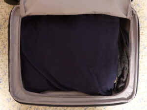 YUWEIJIE H1053 Sサイズ グレー 裏側 シャツ2着、スラックス1着、Tシャツ1着、下着類を入れたところ