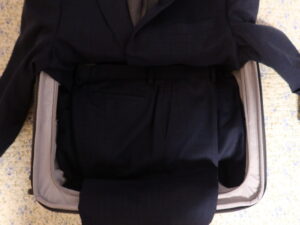 YUWEIJIE H1053 Sサイズ グレー裏側 スーツを入れたところ