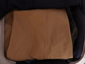 YUWEIJIE H1053 Sサイズ グレー裏側 スーツを入れて、シャツ2着、スラックス1着、Tシャツ1着、下着類を乗せたところ