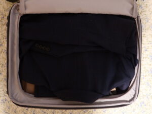 YUWEIJIE H1053 Sサイズ グレー裏側 スーツ1着、シャツ2着、スラックス1着、Tシャツ1着、下着類を乗せたところ