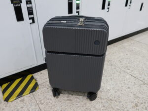 YUWEIJIE H1053 Sサイズ グレー 東京駅のコインロッカーにて撮影