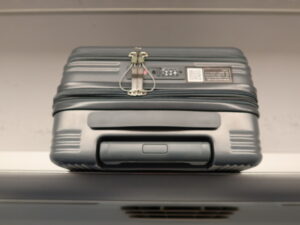 YUWEIJIE H1053 Sサイズ グレー 東海道新幹線の荷物棚に乗せたところ 縦向き